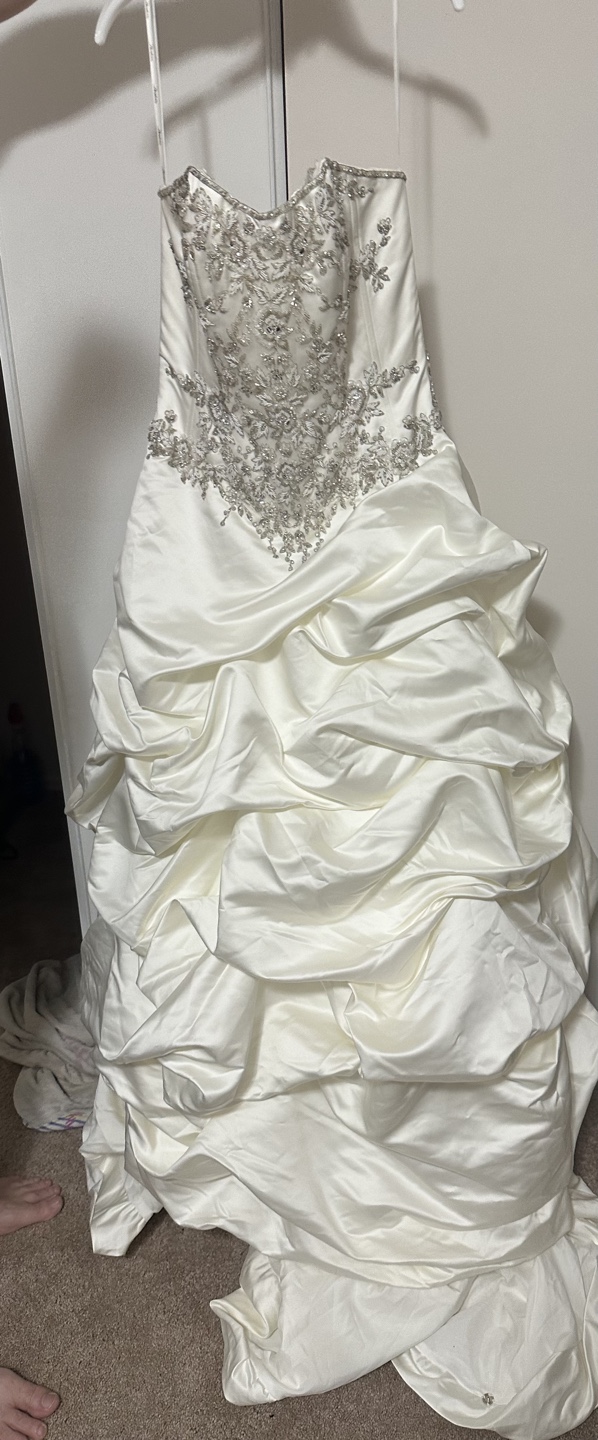Beautiful Size 12 Beaded Wedding Gown - photo 3