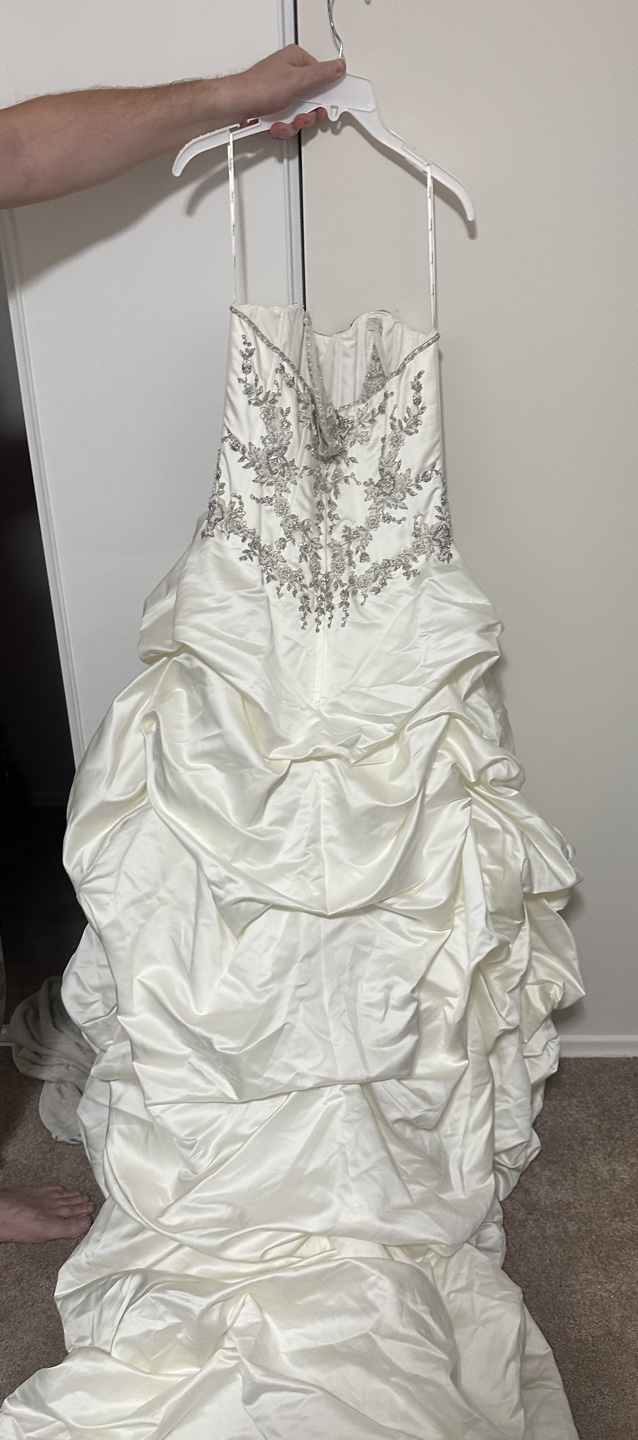 Beautiful Size 12 Beaded Wedding Gown - photo 2