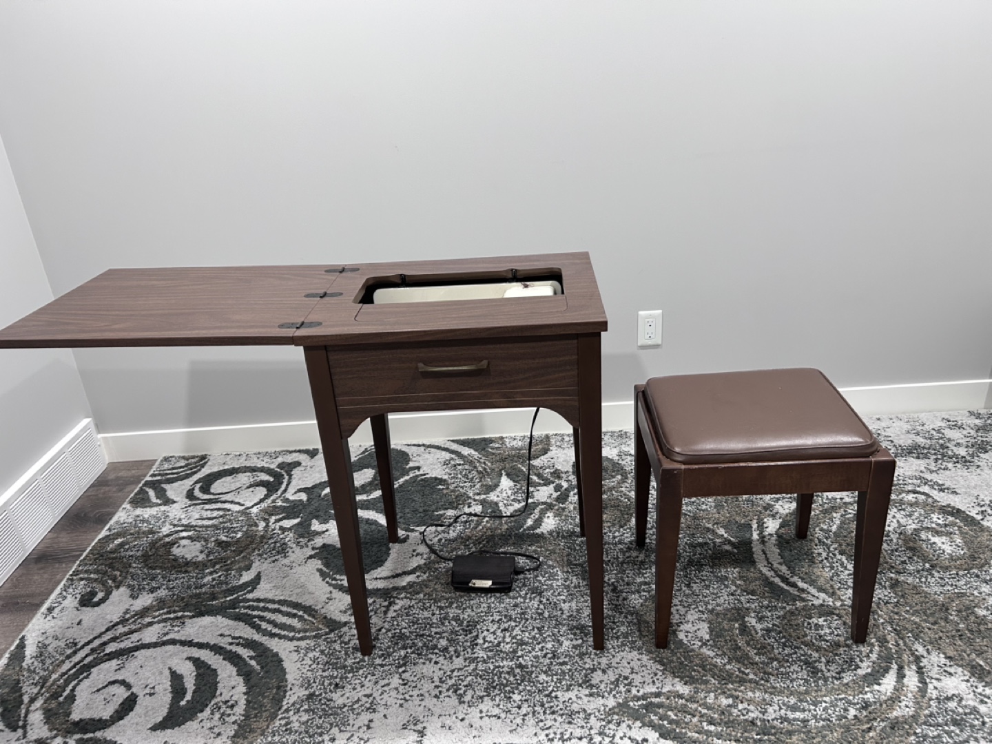 Vintage Singer Sewing Machine with Cabinet and Stool - photo 5