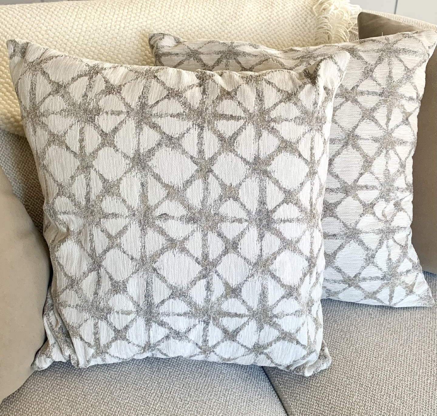 Pair of Decorative Throw Pillows - photo 2
