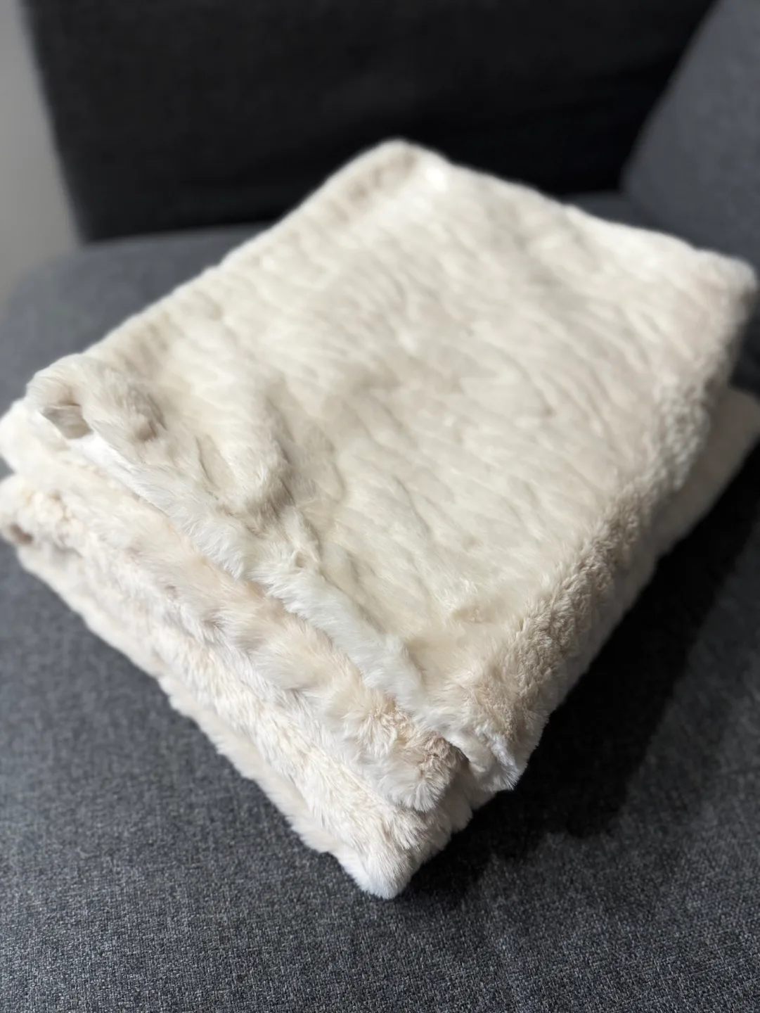 Cream-coloured Faux Fur Throw Blanket image indicator(2)