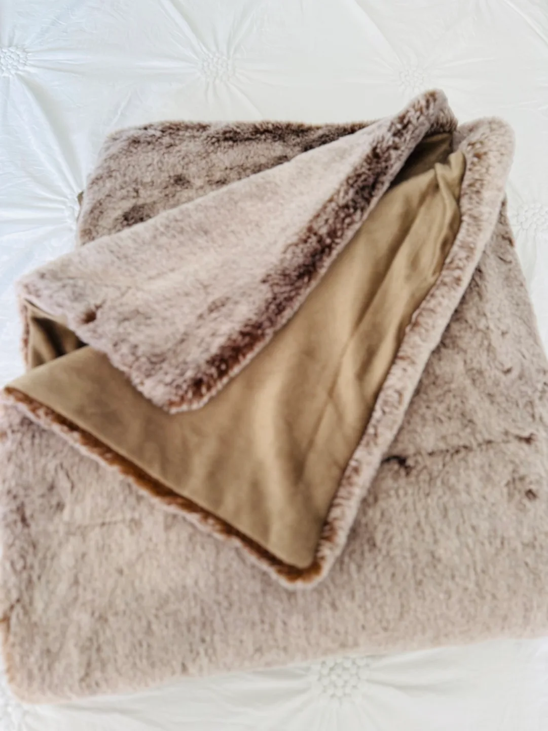 Soft Faux Fur Throw Blanket image indicator(2)