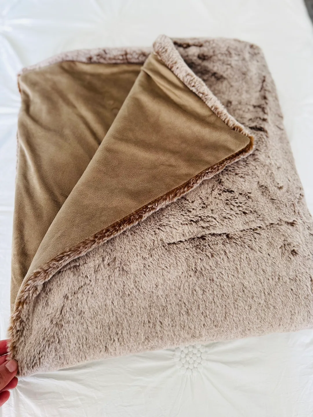 Soft Faux Fur Throw Blanket image indicator(3)