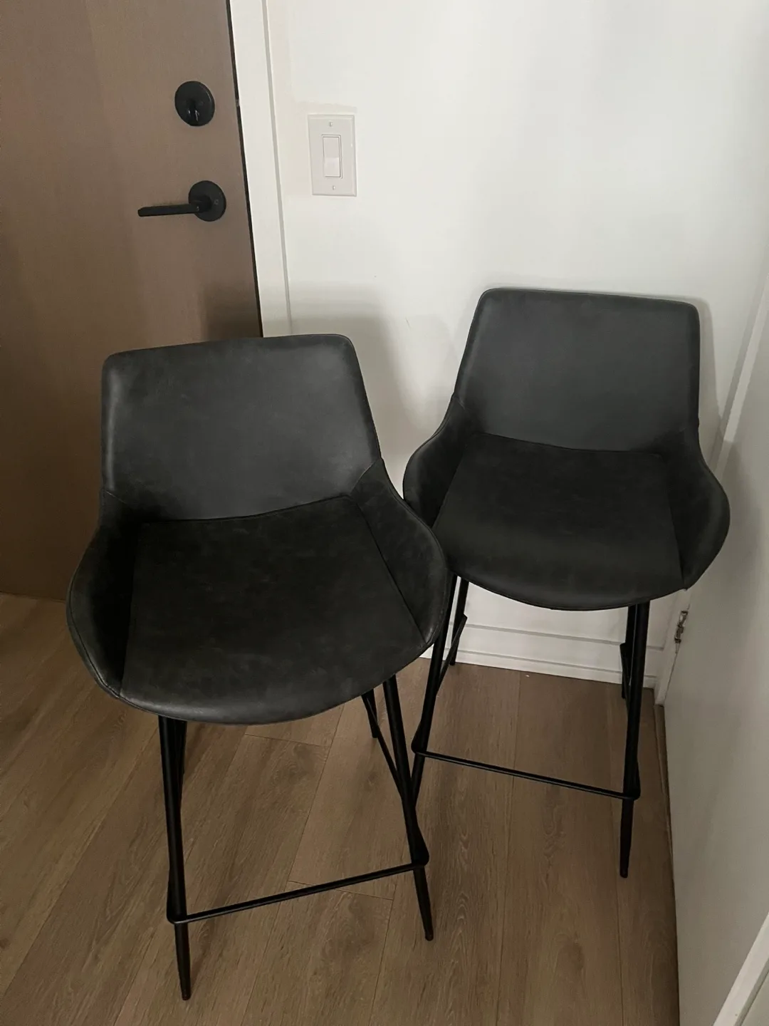 High Quality Leather Stools PERFECT FOR KITCHEN ISLAND thumbnail