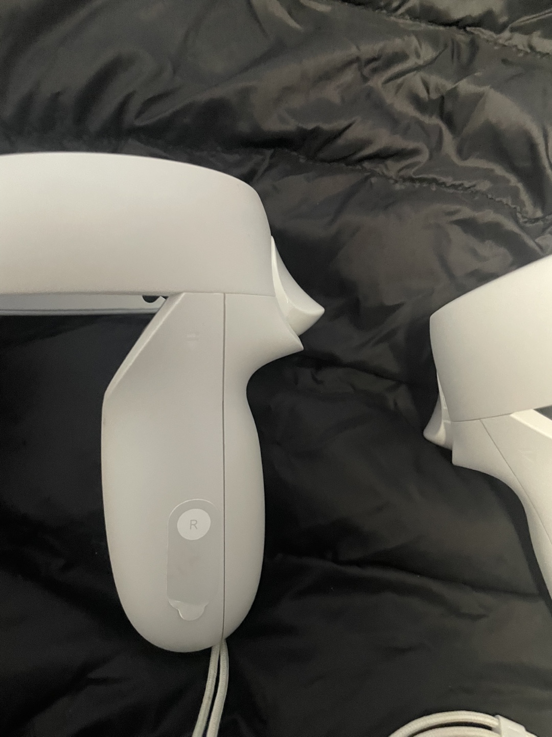 Meta Quest 2 VR Headset and Controllers - Like New - photo 5