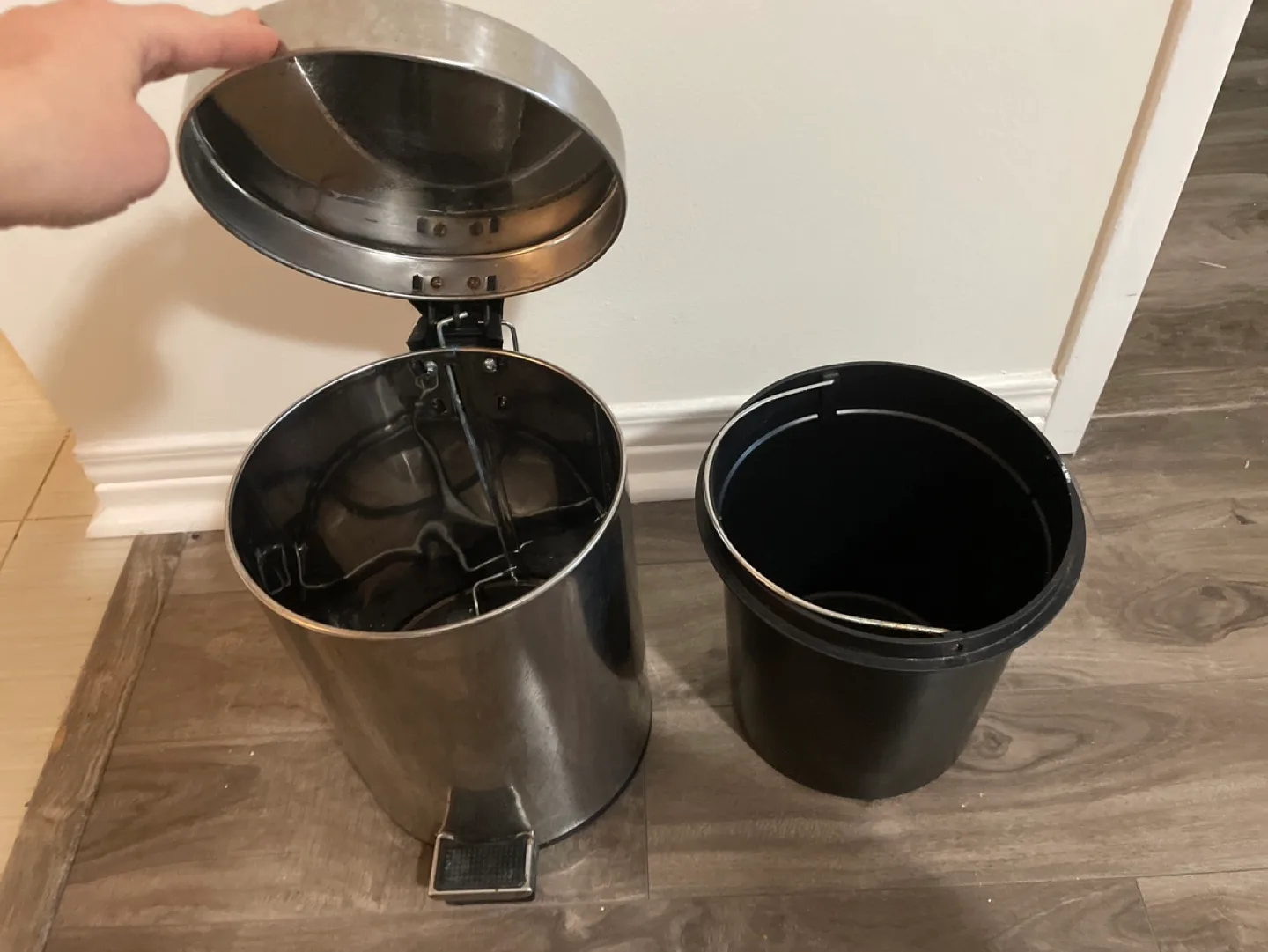 Stainless Steel Step Trash Can image indicator(4)