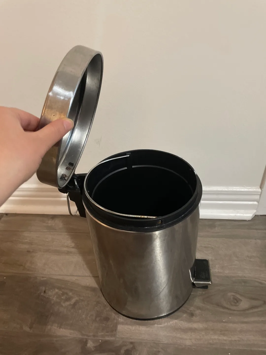 Stainless Steel Step Trash Can image indicator(3)