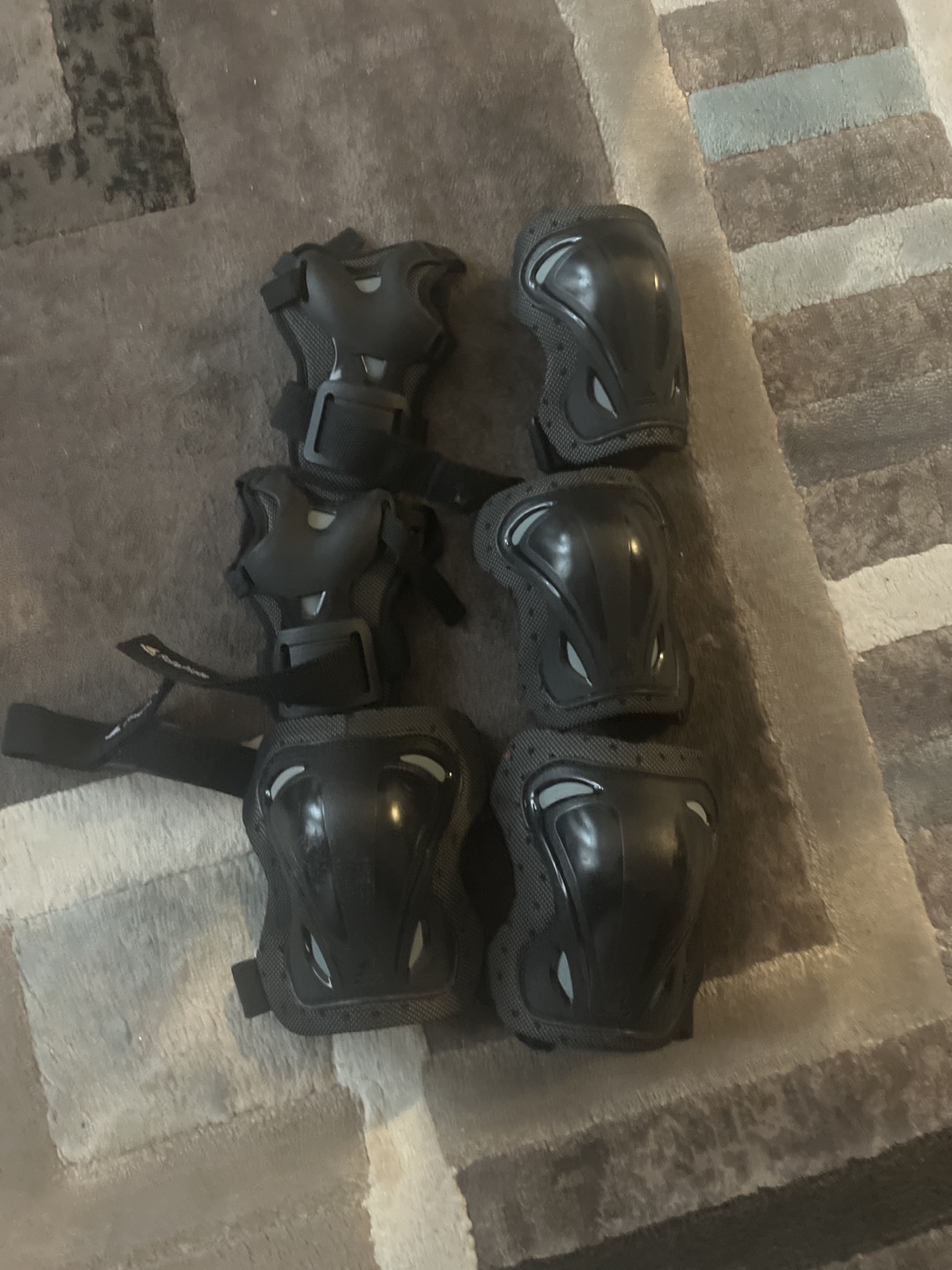 Rollerblades with protective gear - photo 3