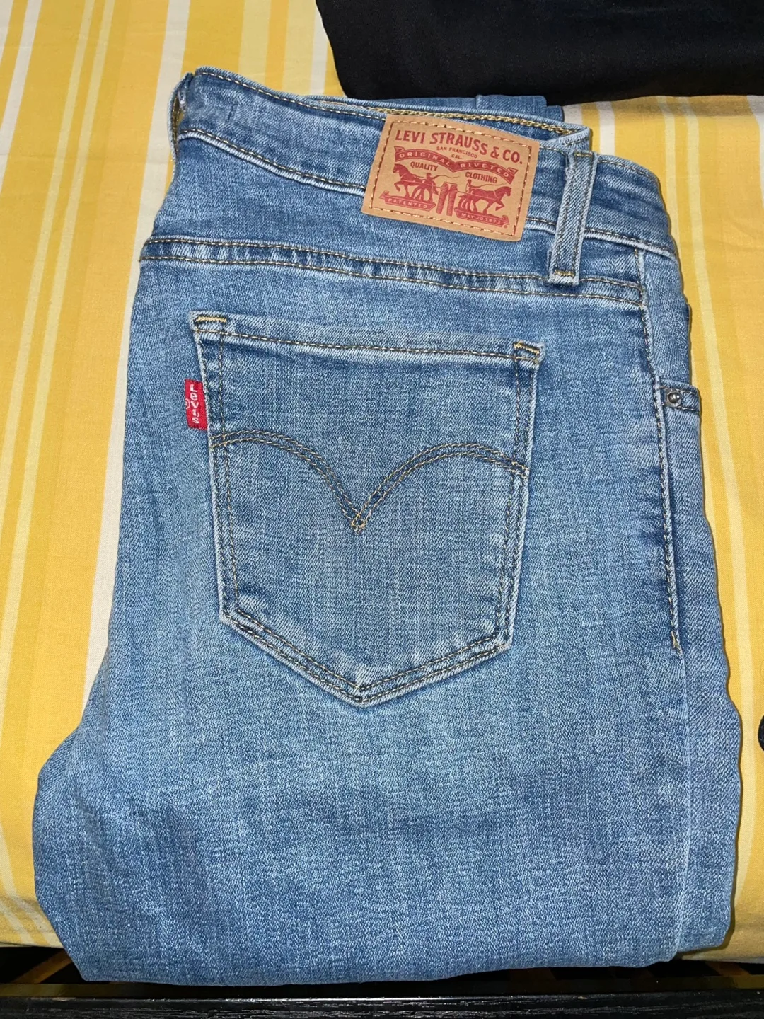 Bundle of 8 Levi's Jeans - Various Washes & Sizes image indicator(2)