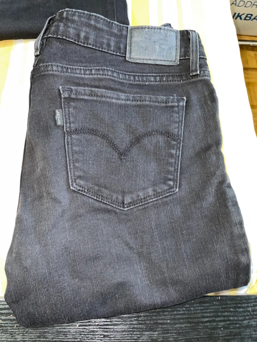 Bundle of 8 Levi's Jeans - Various Washes & Sizes image indicator(8)