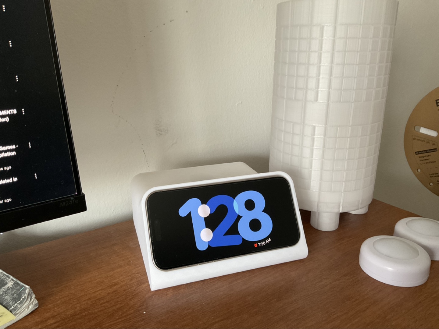 3D Printed White iPhone Stand SYJ x Overwerk