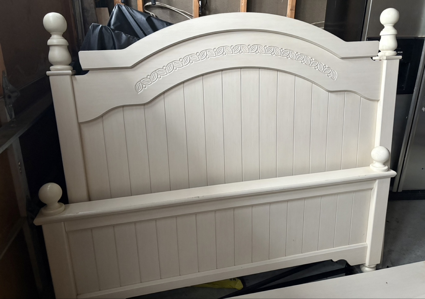 Queen-size bed frame, off-white, carved headboard - photo 3