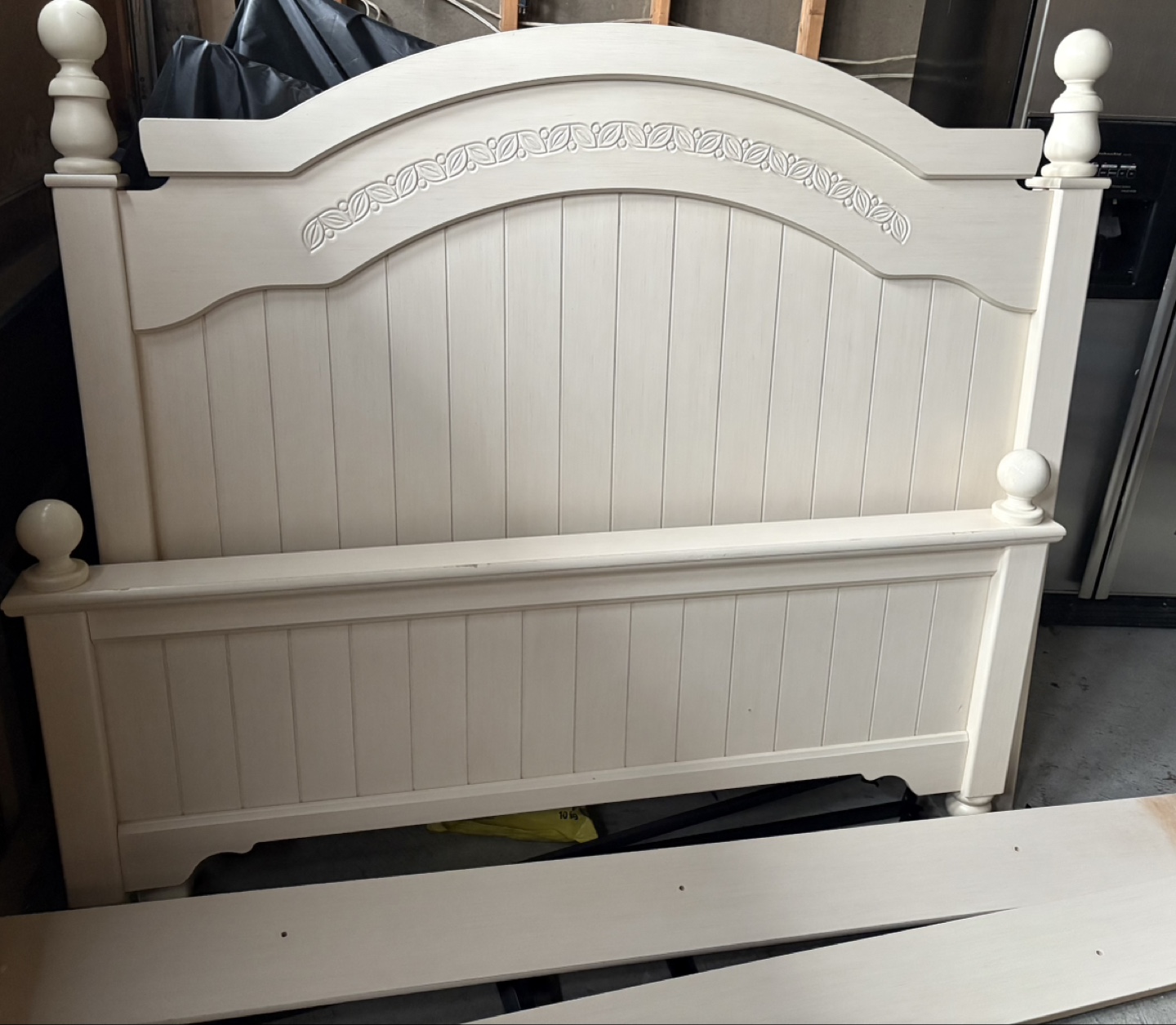 Queen-size bed frame, off-white, carved headboard - photo 2