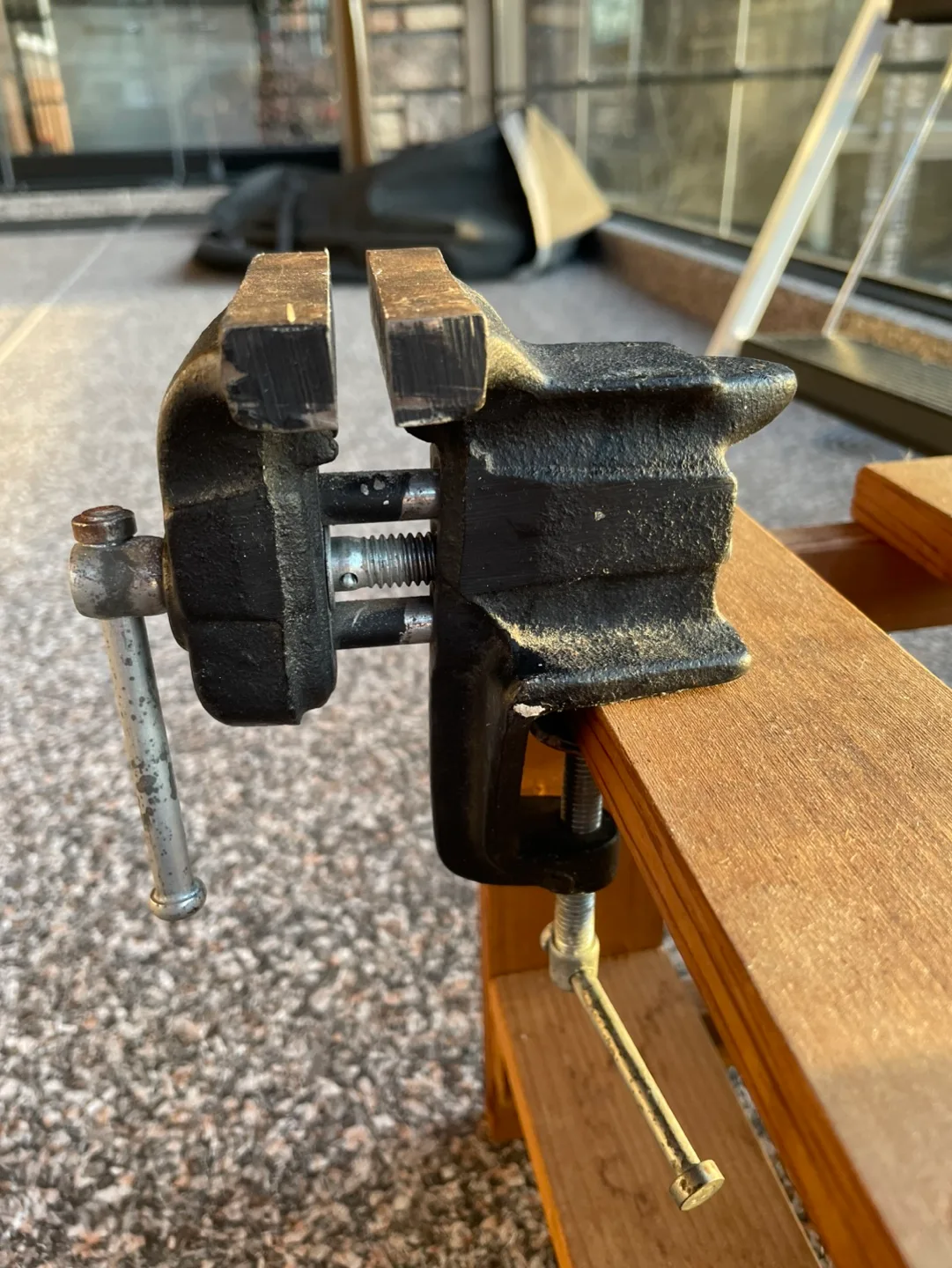 Vintage Small Bench Vise image indicator(2)