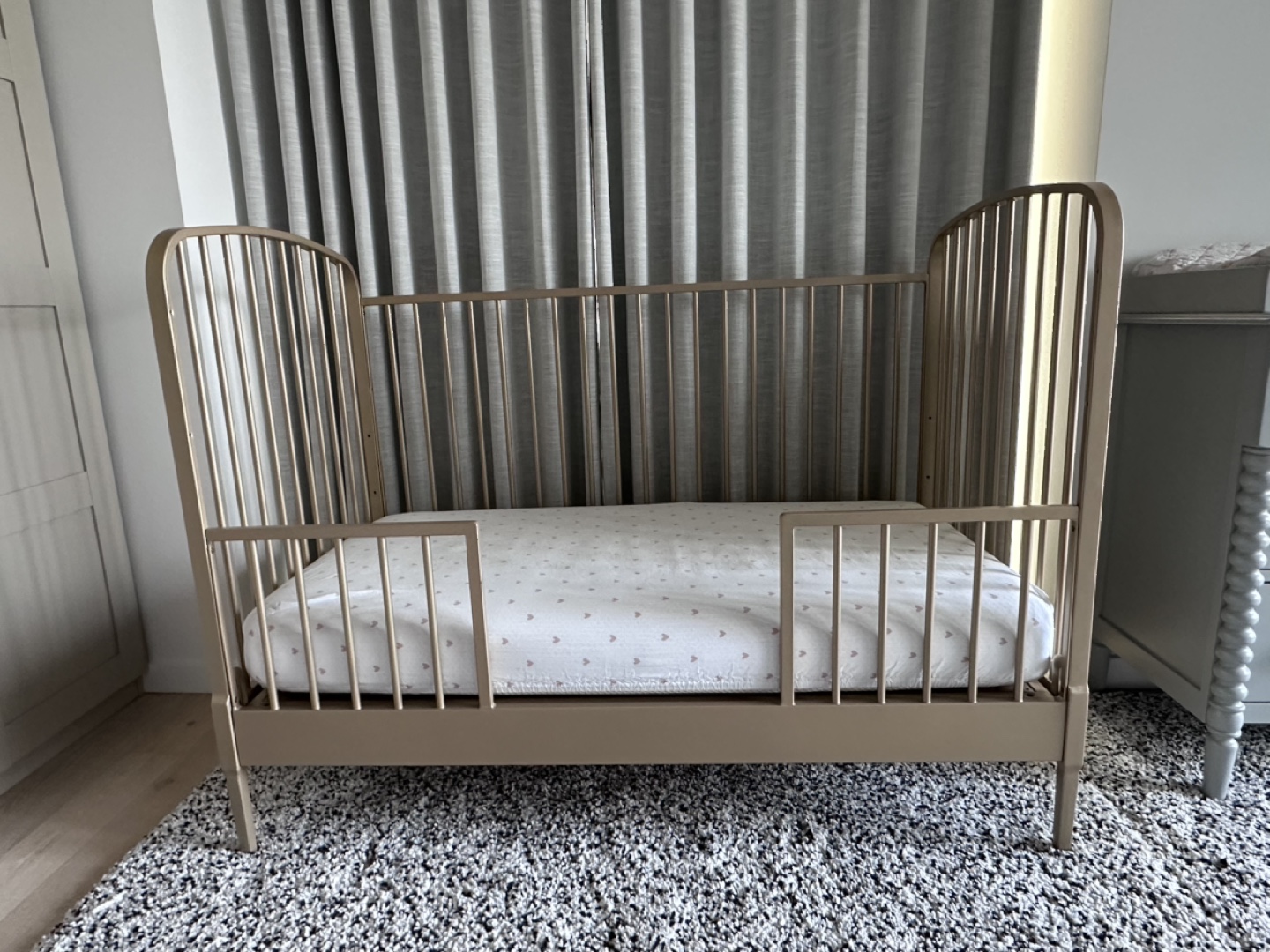 Crate & Barrel Larkin Gold Metal Convertible Crib - photo 4