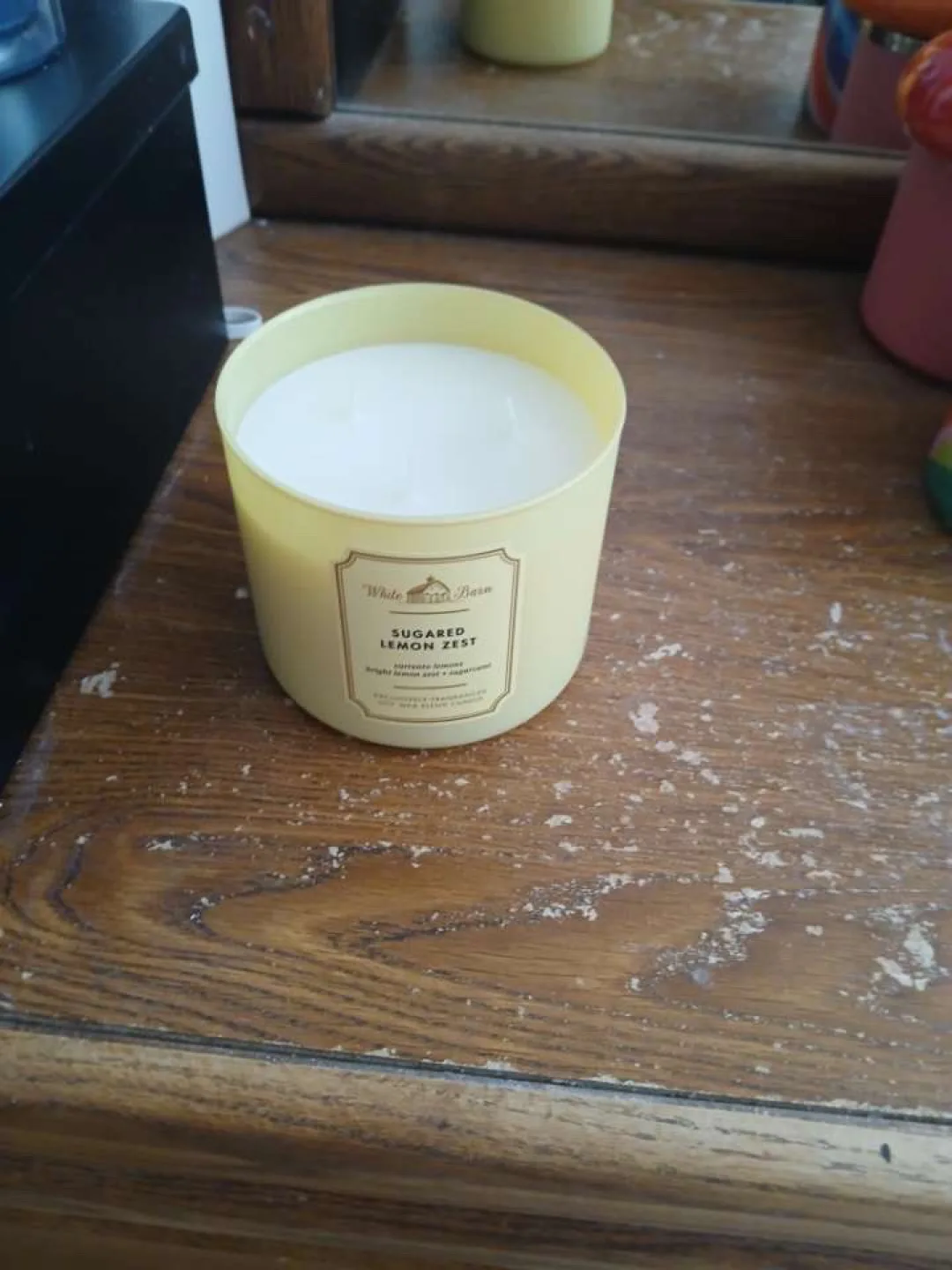 White Barn Sugared Lemon Zest Candle image indicator(2)