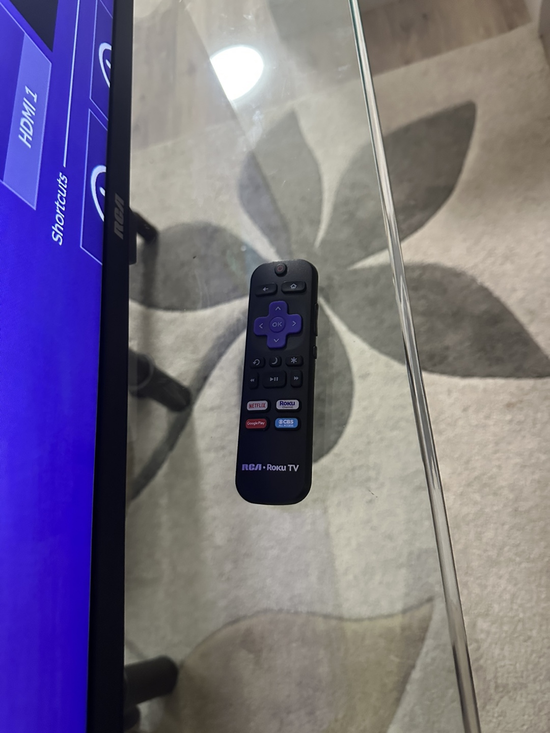 32-inch Roku Smart TV in impeccable condition—it looks like new. - photo 4