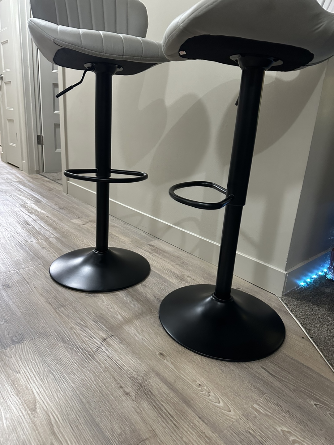 New Luise Adjustable Height Swivel Bar Stools (set of 2) - photo 4