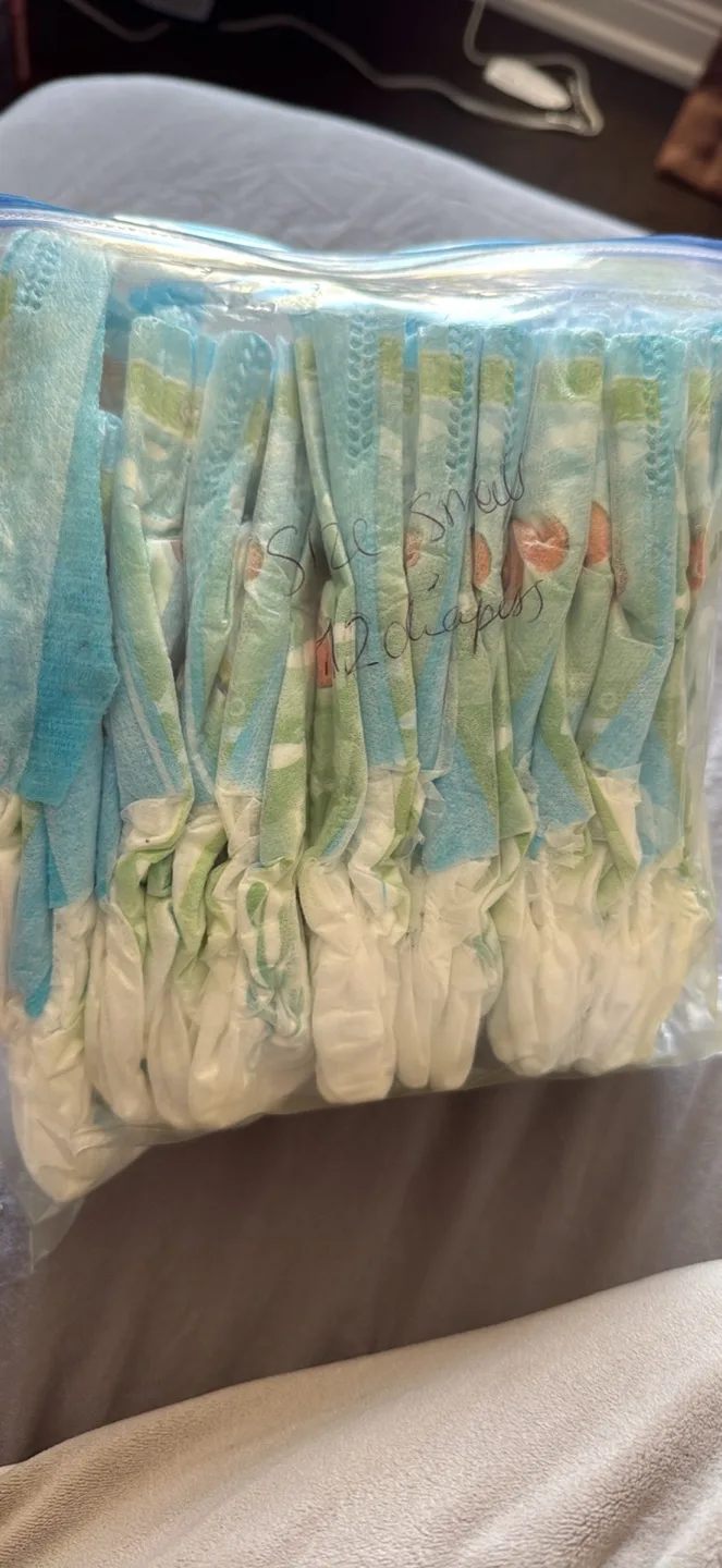 12 Huggies Little Swimmers Size Small Diapers image indicator(2)