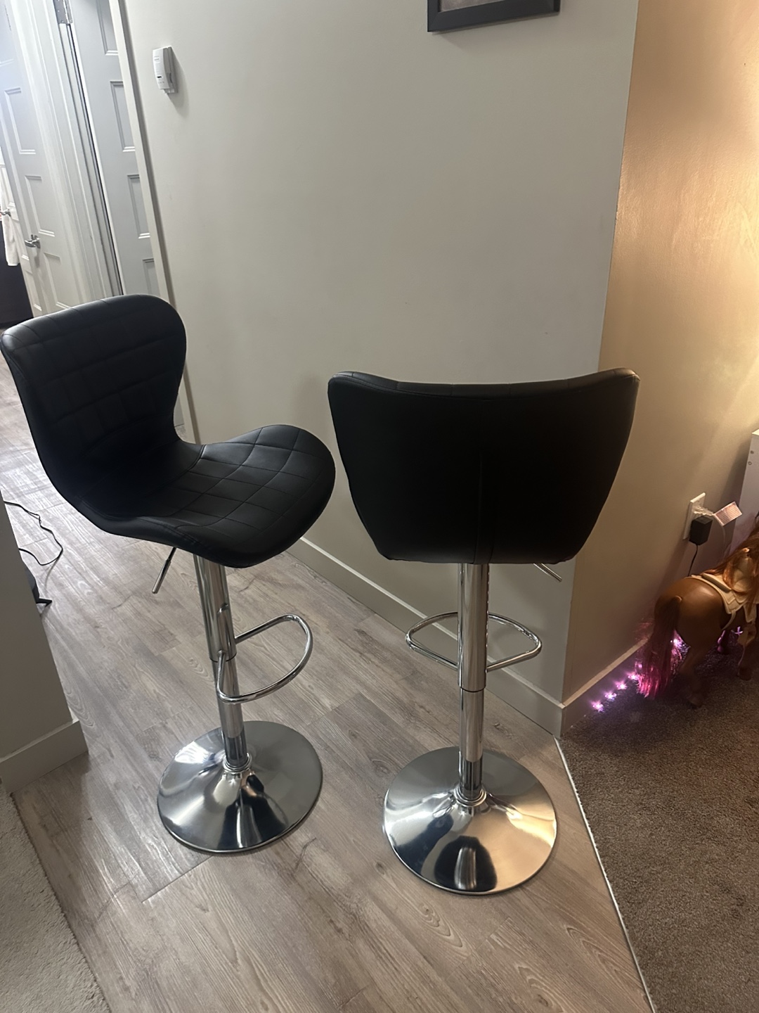 Brand-new set of two HOMCOM adjustable-height swivel bar stools. - photo 4
