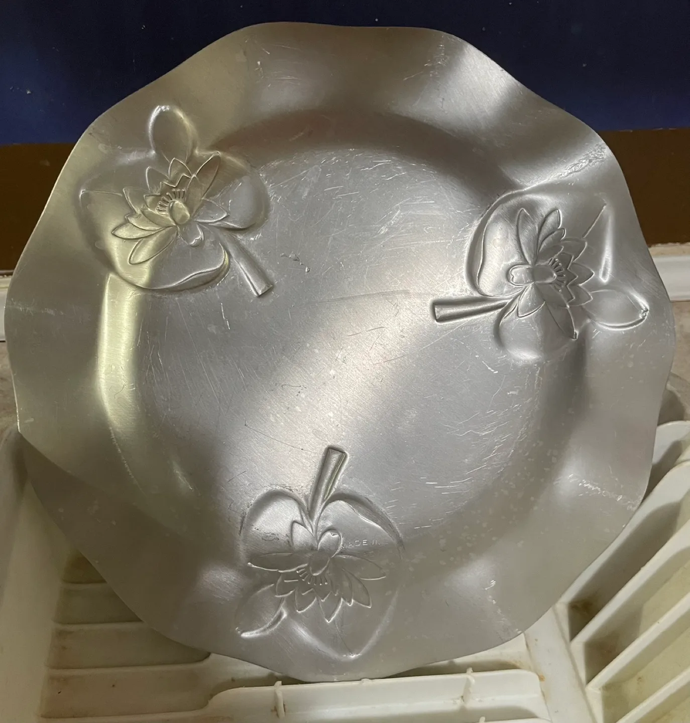 💚Vintage Aluminum Serving Tray with Lily Pad Design image indicator(2)