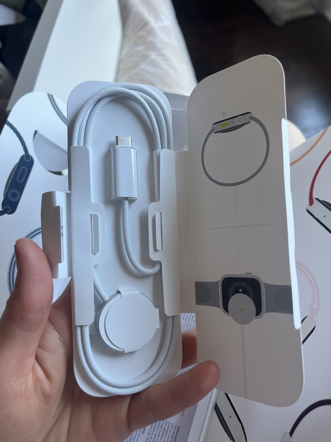 Apple Watch Series SE - Silver Aluminium Case with Sport Loop - photo 2