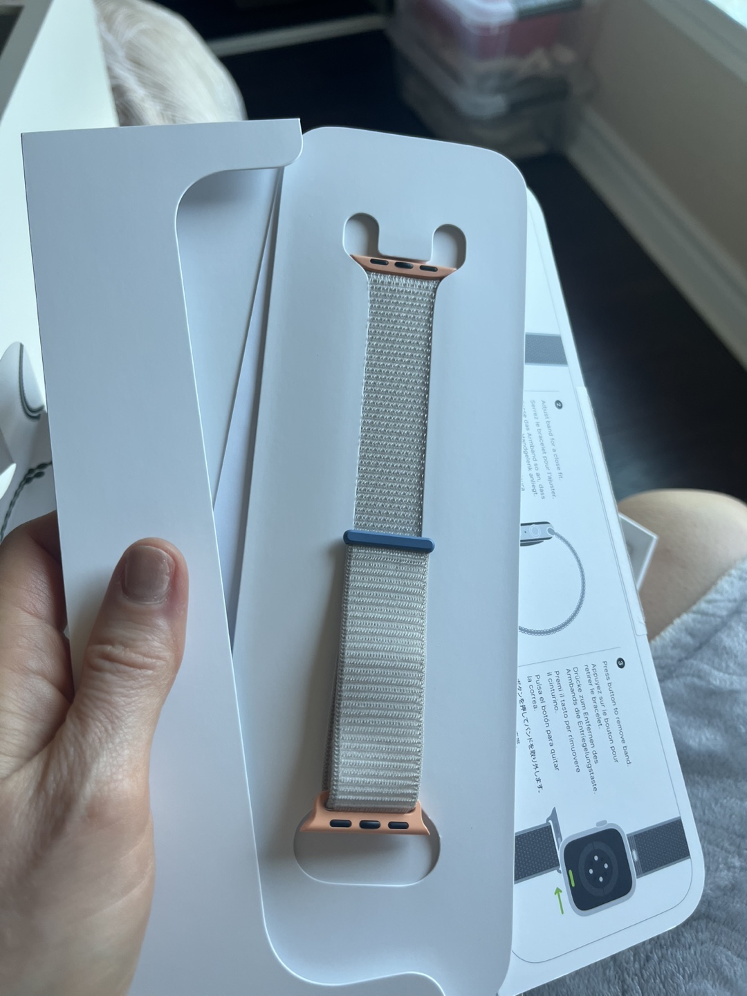 Apple Watch Series SE - Silver Aluminium Case with Sport Loop - photo 4