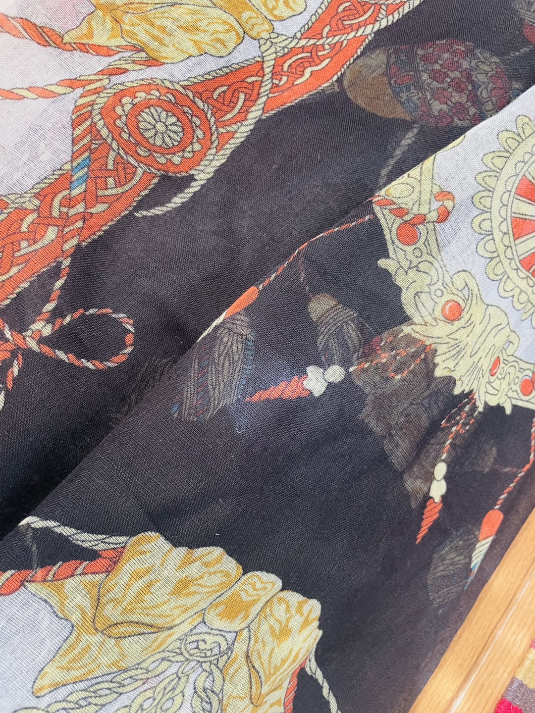 💚Vintage-style patterned scarf