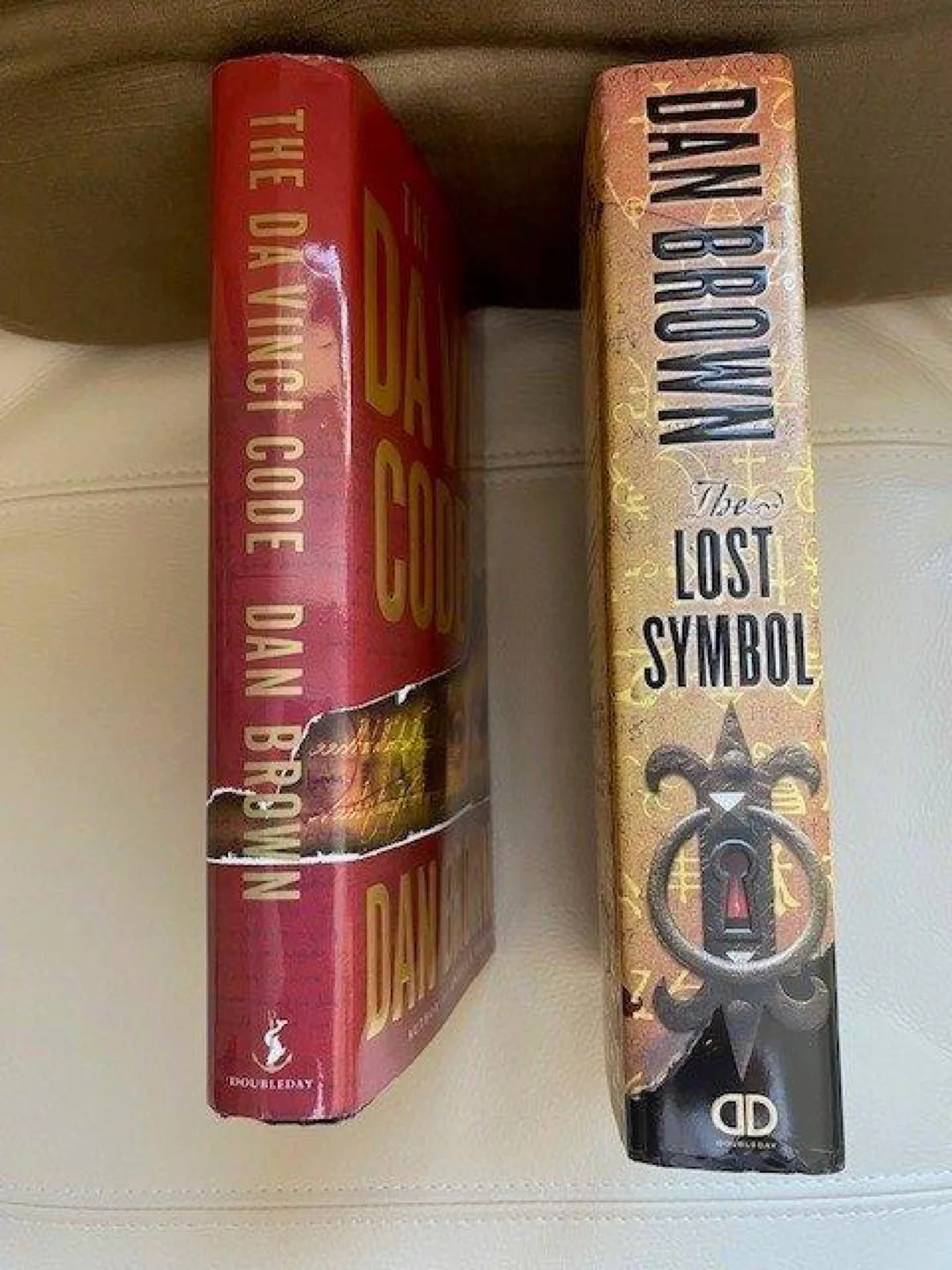 Dan Brown novels: The Da Vinci Code & The Lost Symbol image indicator(2)