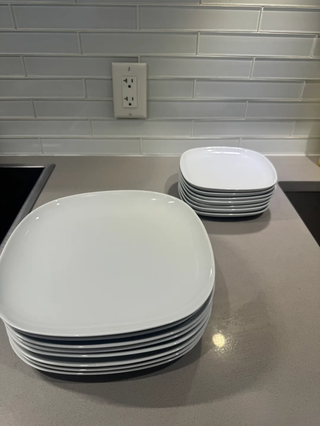 IKEA VARDERA 18-Piece Dinnerware Set, White image indicator(2)