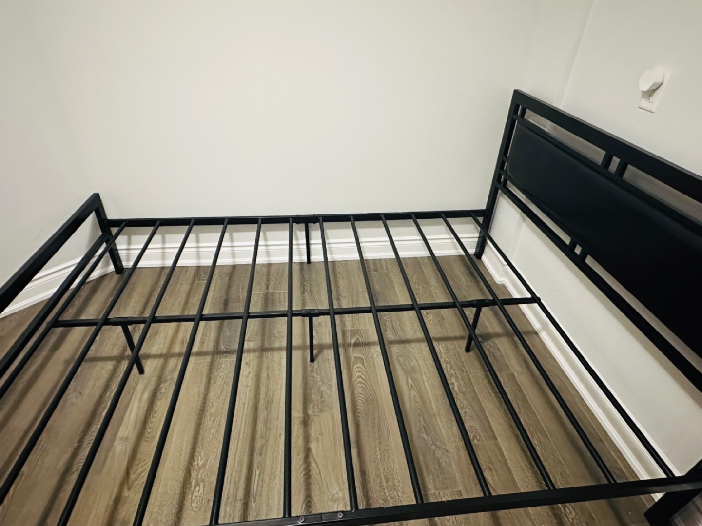 Metal Bed Frame with Headboard - Queen Size - photo 3