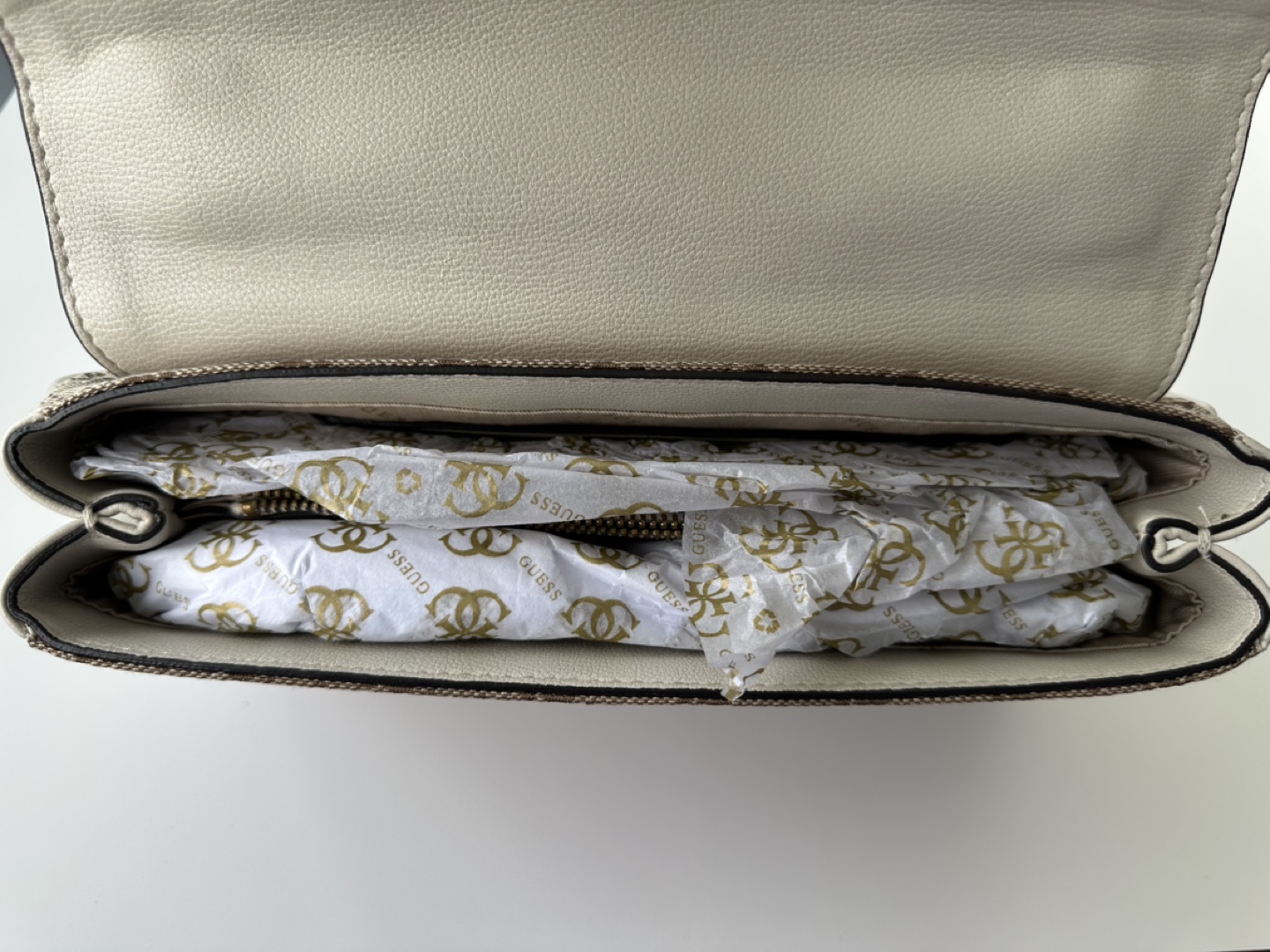 Guess Beige and White Chain Shoulder Bag - photo 4