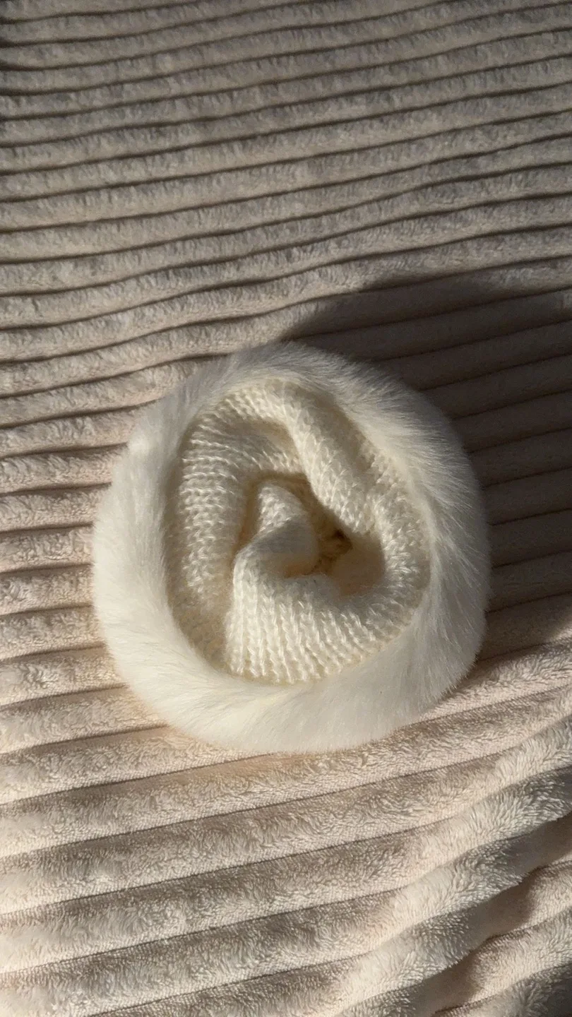 Vintage «ARIS» White Knit Ushanka with Faux Fur Trim image indicator(2)