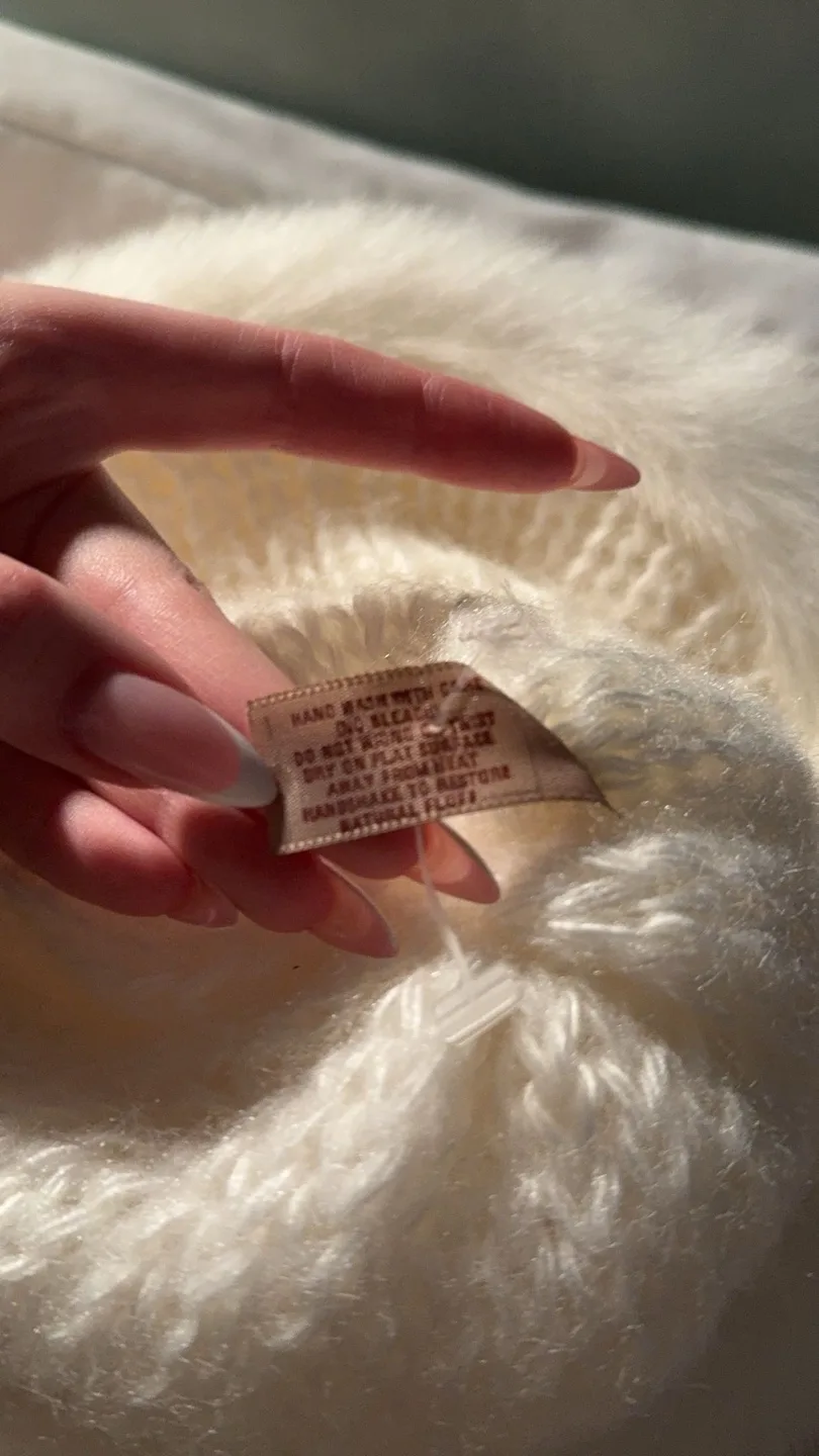 Vintage «ARIS» White Knit Ushanka with Faux Fur Trim image indicator(4)