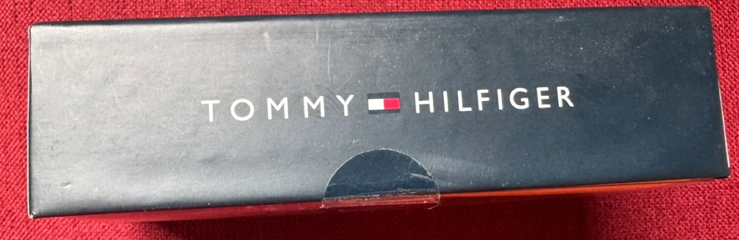 BNIB Tommy Hilfiger Pocket Square box set image indicator(3)