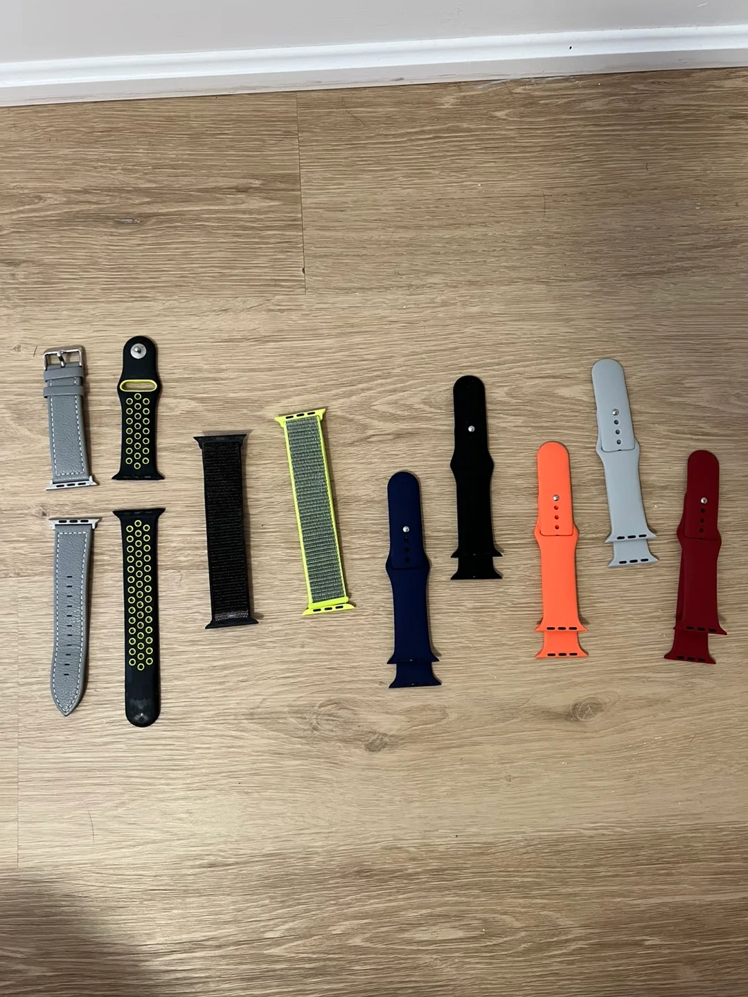Apple Watch Series 4 with 10 Bands! image indicator(5)