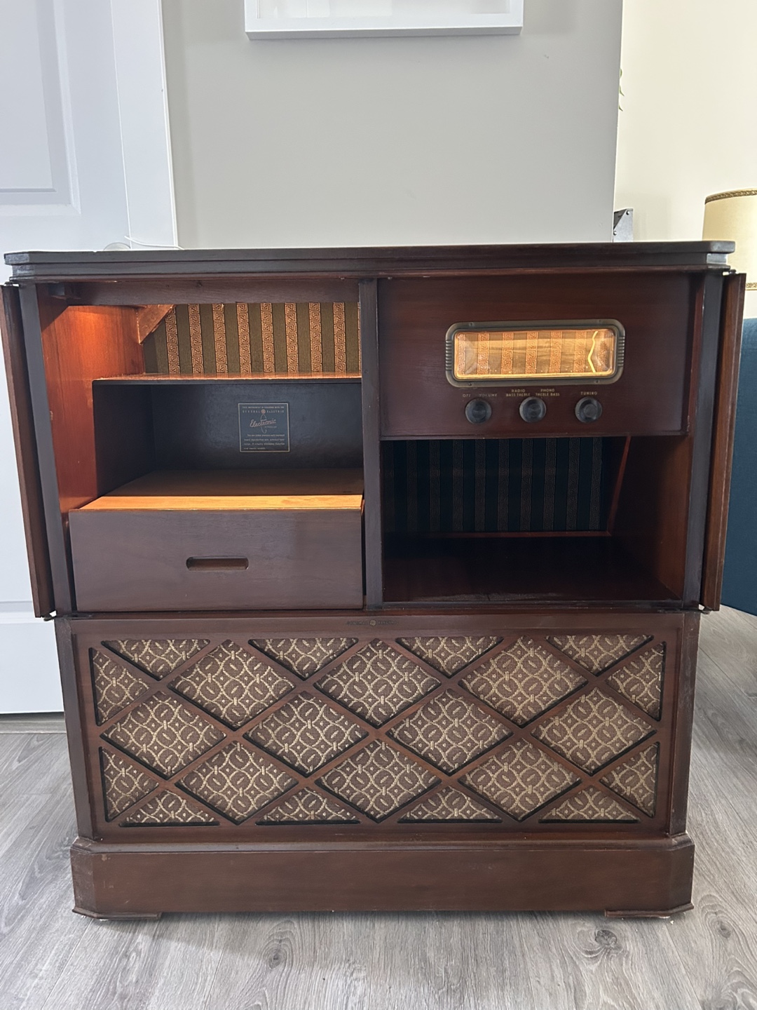 Vintage General Electric 1950s Bar Cabinet with Radio - photo 4