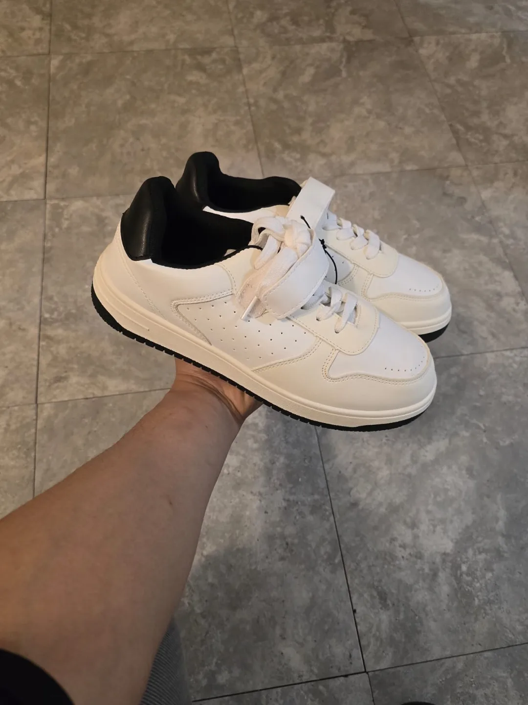 White Sneakers with velcro strap💚 image indicator(2)