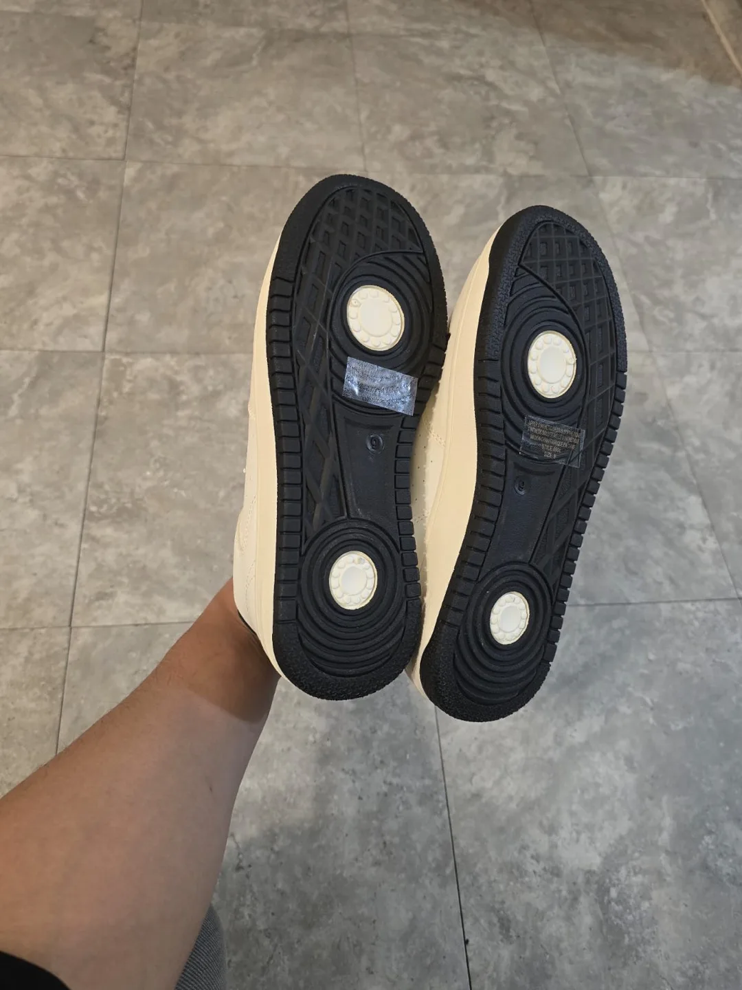 White Sneakers with velcro strap💚 image indicator(3)