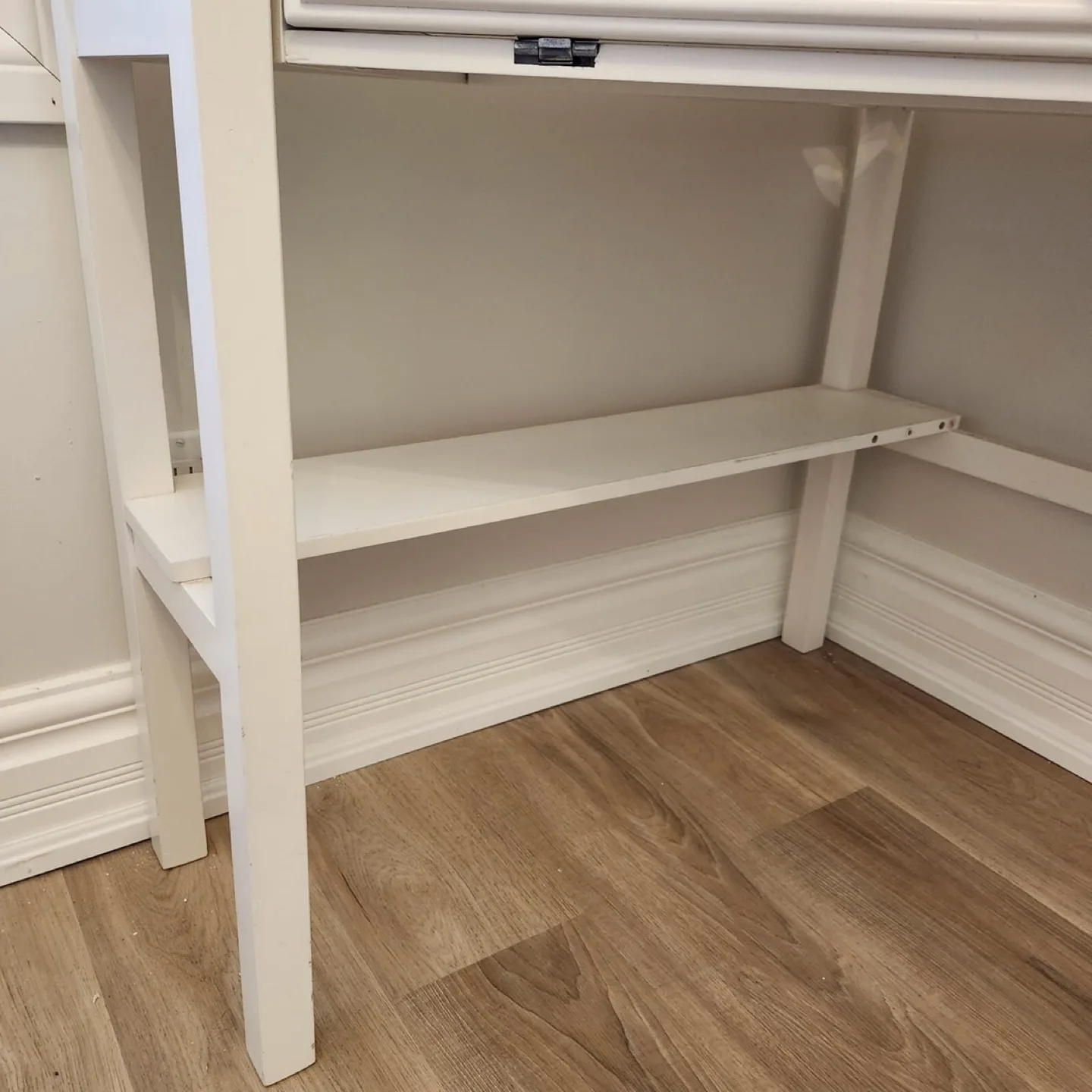 White Corner Desk with Keyboard Tray and Shelf image indicator(4)