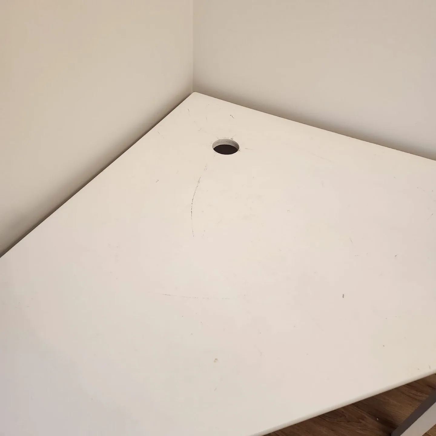 White Corner Desk with Keyboard Tray and Shelf image indicator(5)