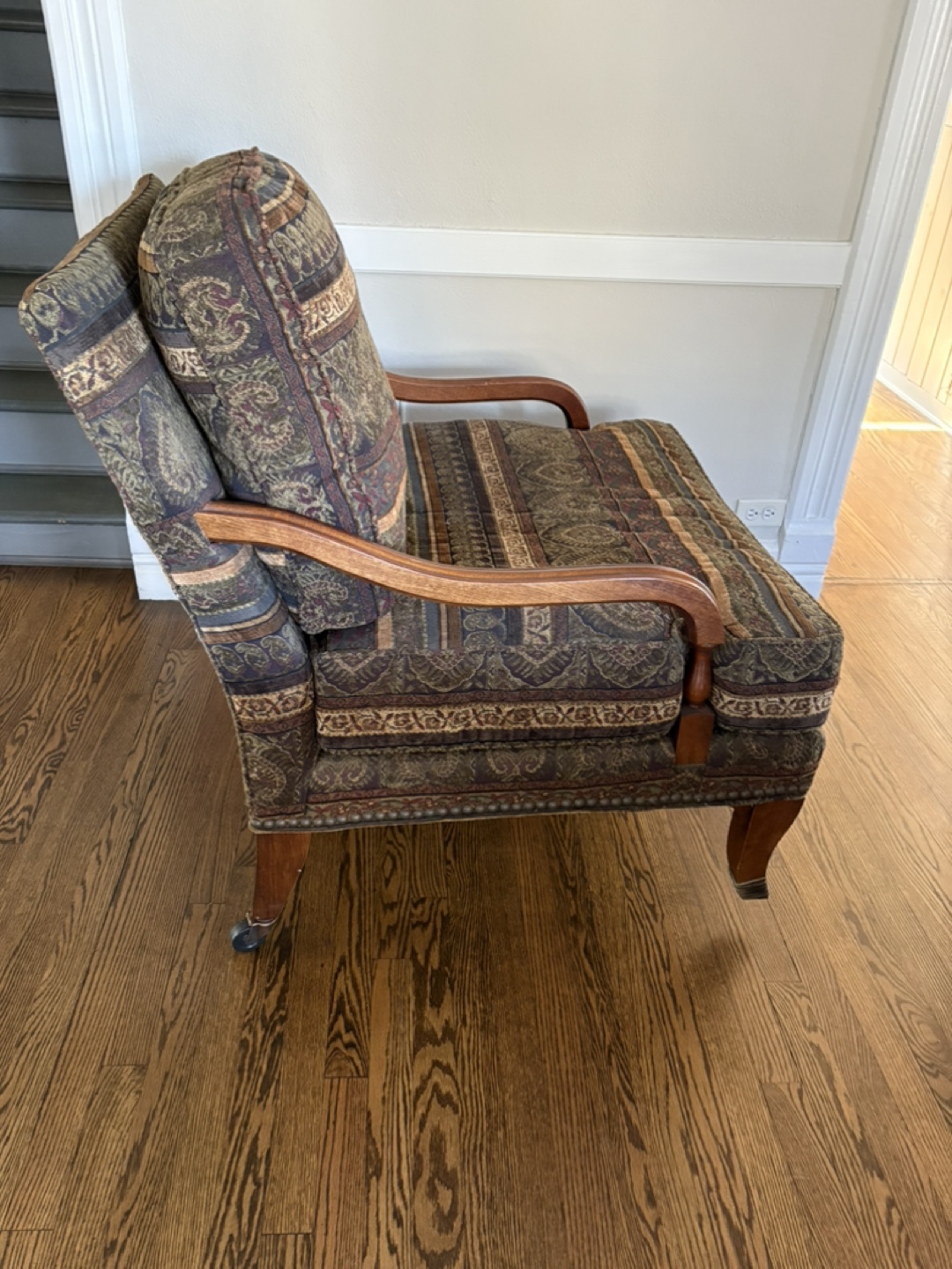Armchair with patterned upholstery and wooden arms - photo 2