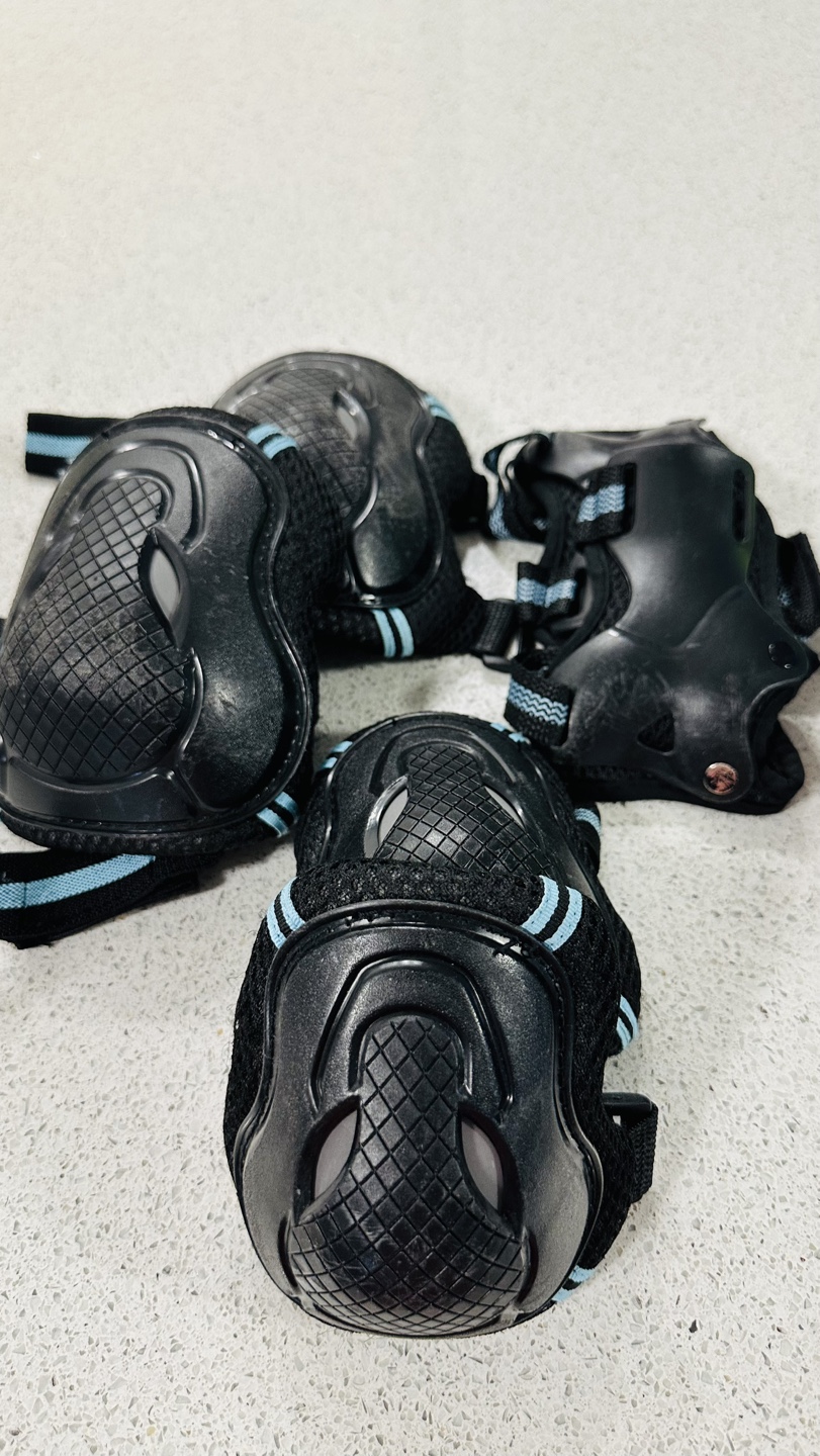 Adjustable Inline Skates with Protective Gear - photo 5
