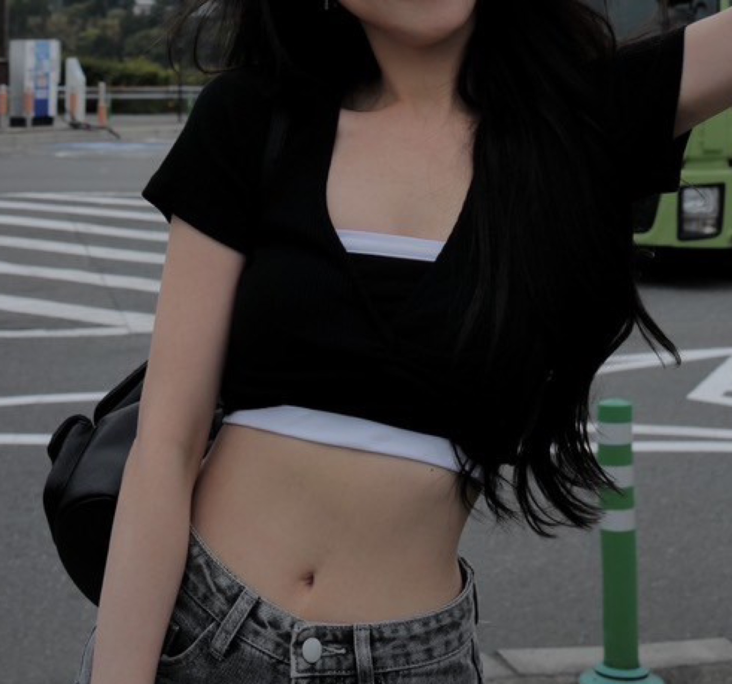 [An’Q] Black Ribbed Twist Front Crop Top - photo 4
