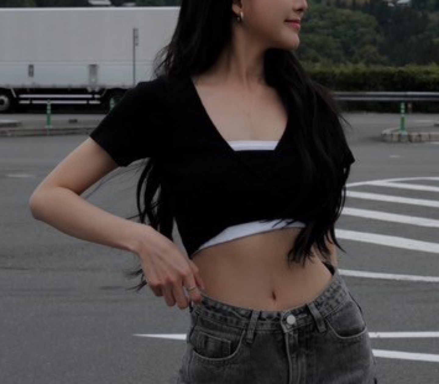 [An’Q] Black Ribbed Twist Front Crop Top - photo 3