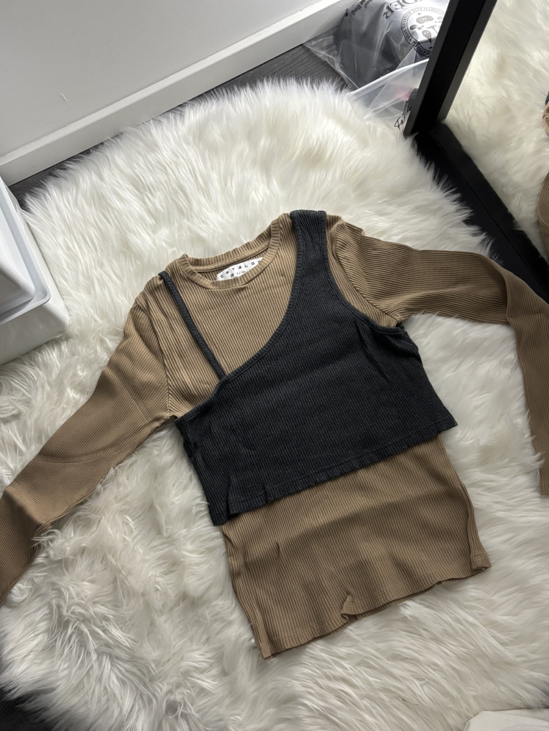 [CATALOG] Two-toned ribbed long sleeve top