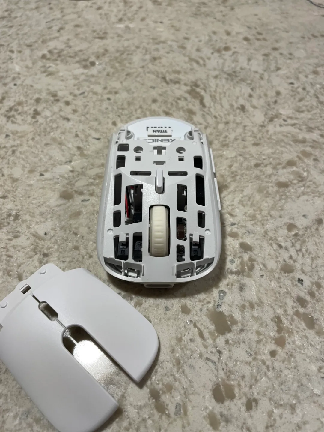 XENICS Titan GX Air Wireless Mouse - White image indicator(4)