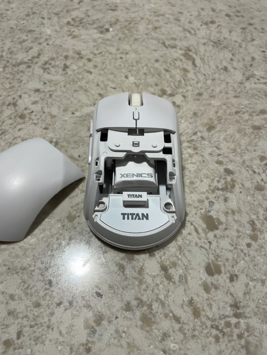 XENICS Titan GX Air Wireless Mouse - White image indicator(3)