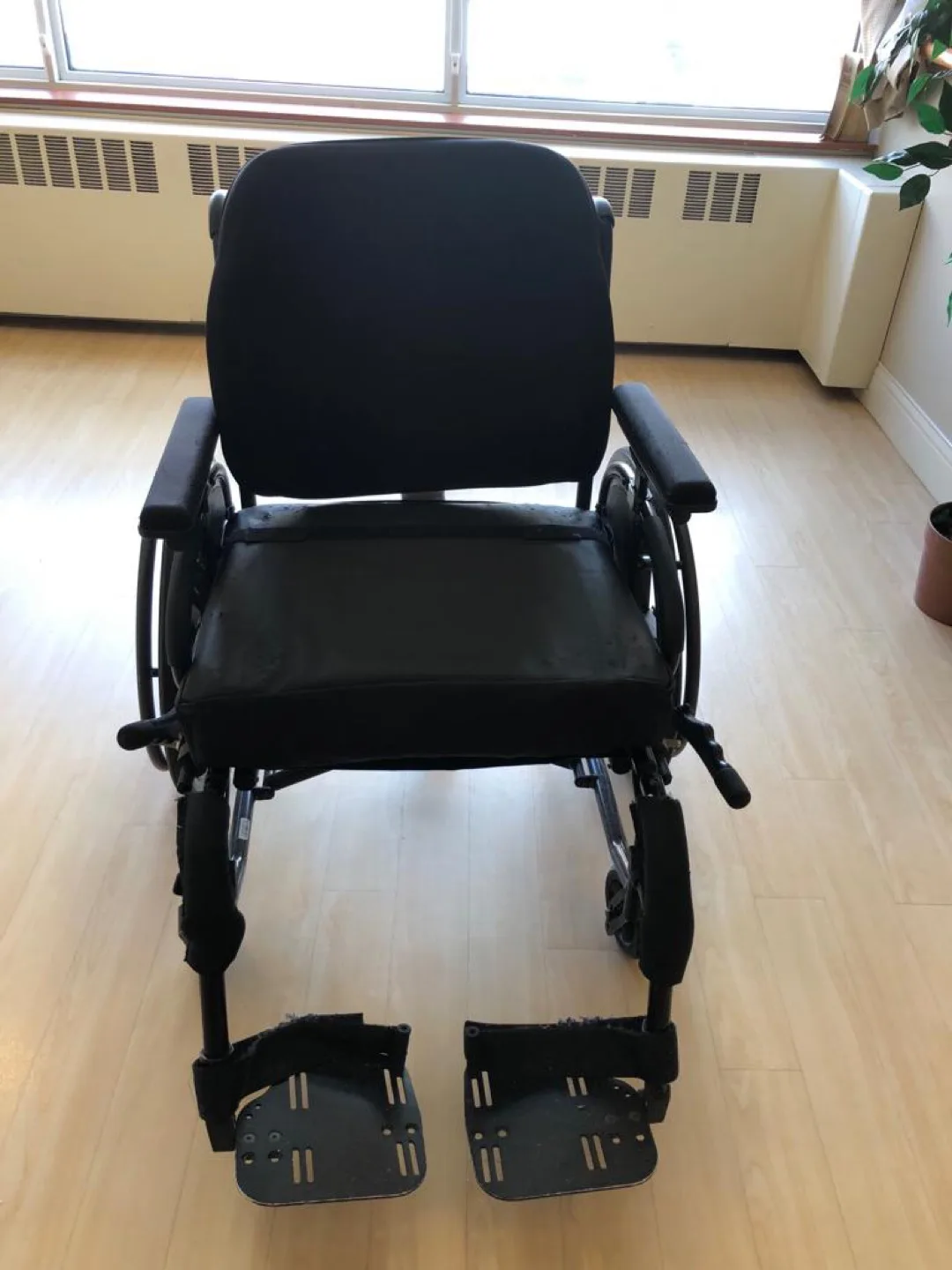 Black Heavy-Duty Wheelchair image indicator(3)