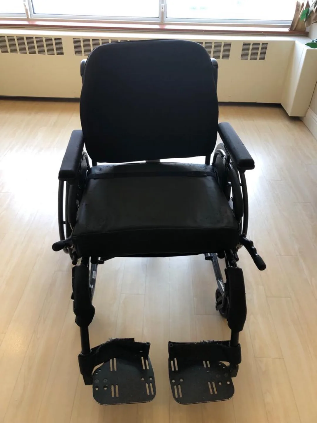 Black Heavy-Duty Wheelchair image indicator(4)
